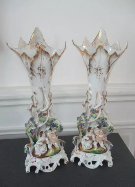 Tres Ancienne Paire De Vases De Mariee Porcelaine De Paris Scene Galante