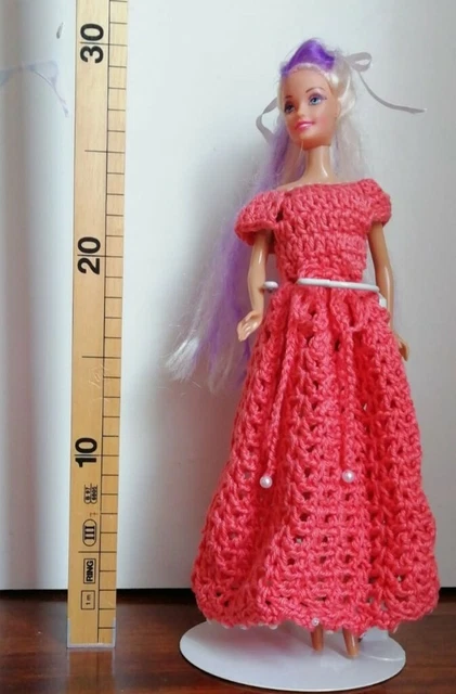 Abito per Barbie all'uncinetto "Paola"; bambola e piedistallo non inclusi
