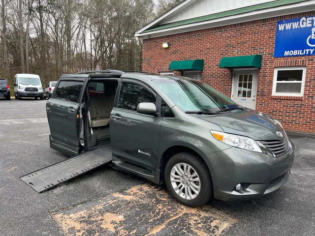 2014 Toyota Sienna XLE handicap wheelchair van side entry Toyota