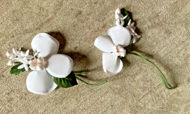 coppia grandi fiori bianchi in tessuto rigido , anni 60 , applicazioni per abiti