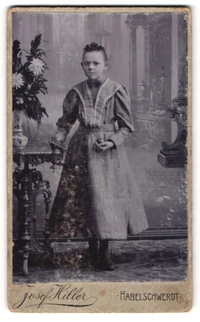 Fotografie Josef Hiller, Habelschwerdt, Junge Dame im modischen Kleid