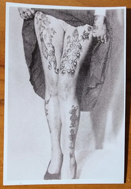 Foto tradicional de tatuaje de Bernard Kobel en blanco y negro vintage tatuado muslos, manos de mujer