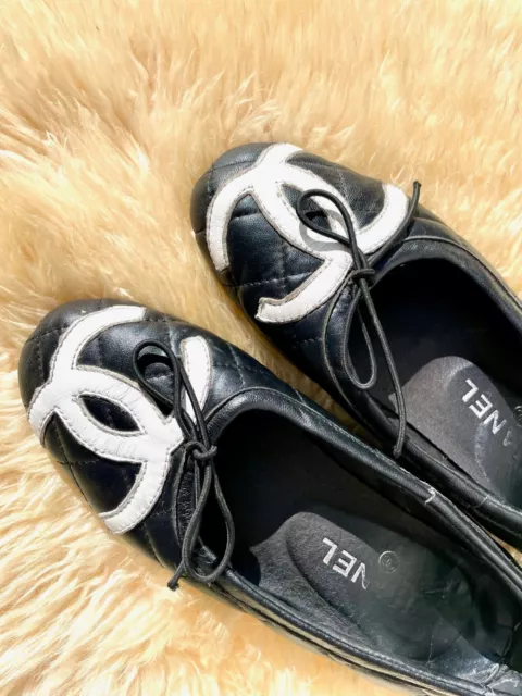 CHANEL QUILTED LEATHER CC Ballet Flats in Black / White – Size 8 US (38-39  EU) $480.00 - PicClick