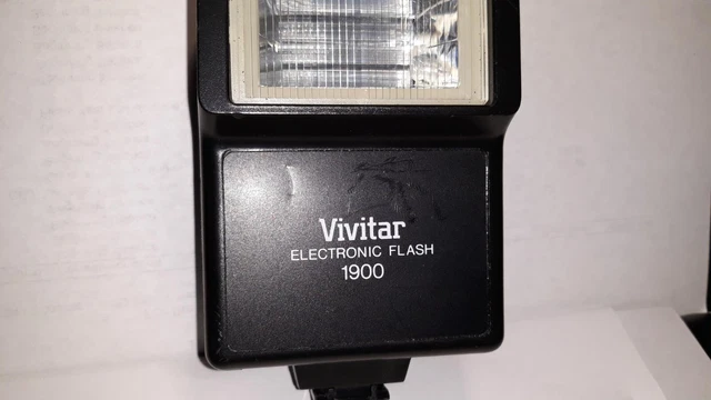 Vivitar 1900 Electronic Flash tested. battery not included.