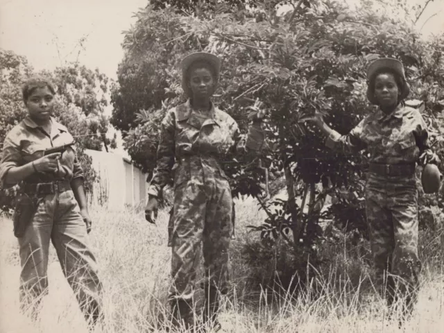 1970s CUBA CUBAN REVOLUTION MOMENT VOLUNTEERS ANGOLA WAR VINTAGE ORIG PHOTO 759