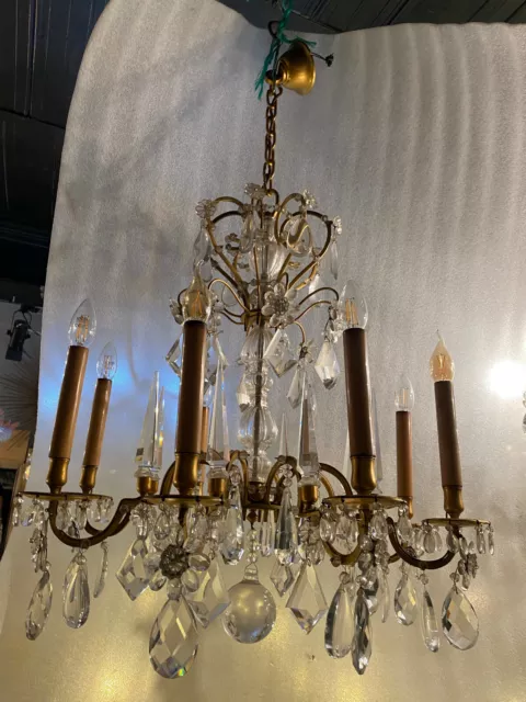 Belle nature morte représentant une lampe Tiffany ornée vintage et un  abat-jour · Creative Fabrica