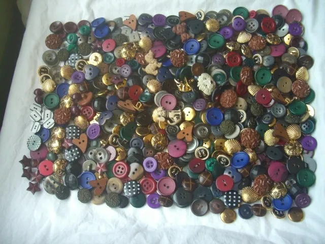 CLEARANCE JOB LOT ASSORTED DARK & COLOURED BUTTONS  APP 400 gr  FREE P&P