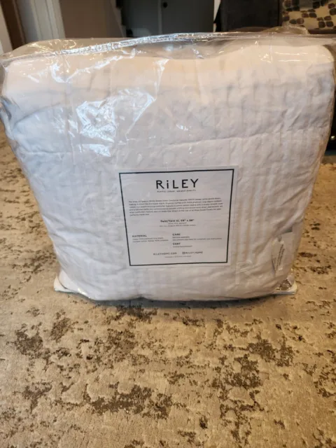 Riley White Goose Down Comforter All Season / Twin Size