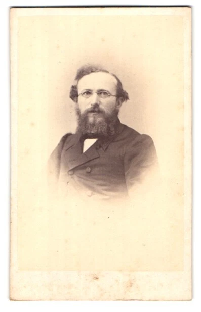 Fotografie Fotograf und Ort unbekannt, Portrait Herr Streit mit Brille und Voll