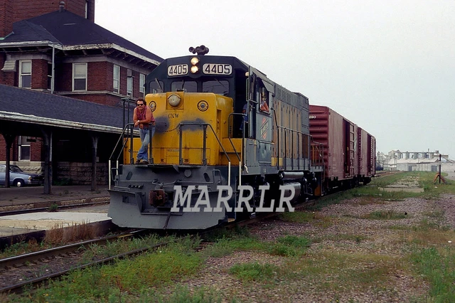 RR Print-CHICAGO & NORTH WESTERN CNW 4405 Action at Green Bay Wi 8/12/1981