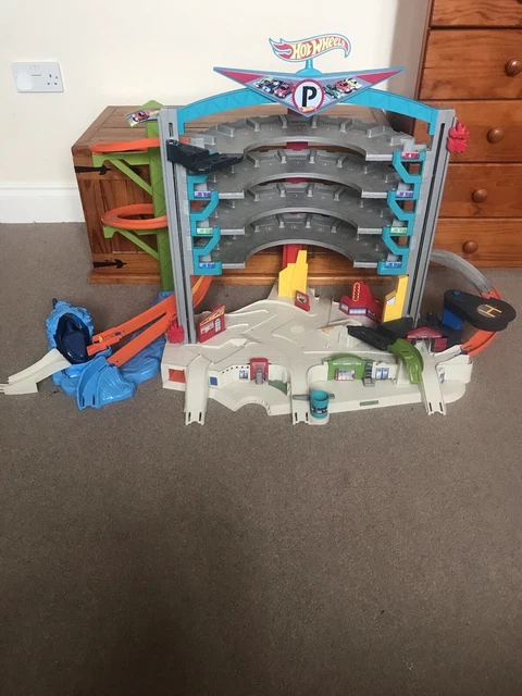 Hot wheels ultimate garage shark attack hot sale