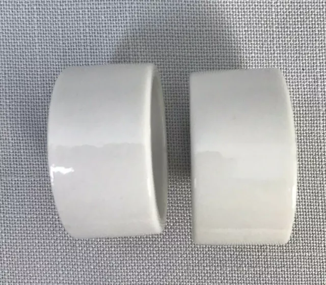 Muelle contemporáneo de plástico crema un conjunto de 2 anillos de servilleta