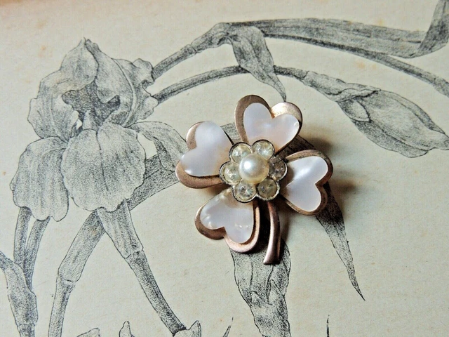 Jolie broche Trèfle à quatre feuilles en métal doré perle nacrée. Porte-Bonheur