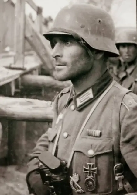 WWII PHOTO GERMAN Soldier in Action Wehrmacht WW2 B&W World War Two ...