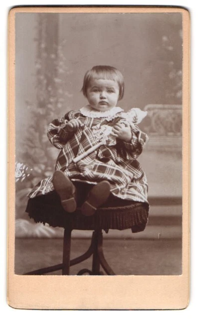 Fotografie unbekannter Fotograf und Ort, Kleines Mädchen im karierten Kleid mit