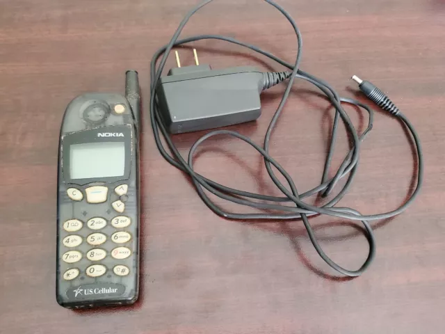 Nokia 5185 US Cellular Vintage Cell Phone And Charger For Parts Not Working