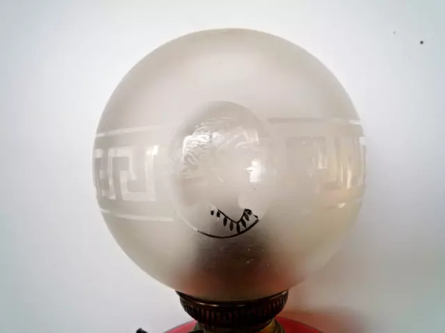 Globe De Lampe A Petrole En Verre A  Decor D'une Frise Et Medaillon Grecques