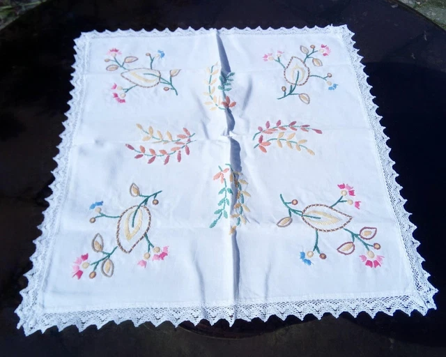 Mitteldecke - bestickt - HANDARBEIT
