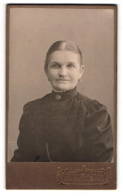 Fotografie Otto Martin, Dresden-Löbtau, Porträt einer Dame mit zurückgebundenem