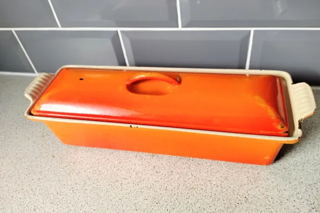 Plato de pan rectangular naranja volcánica Le Creuset, más tapa