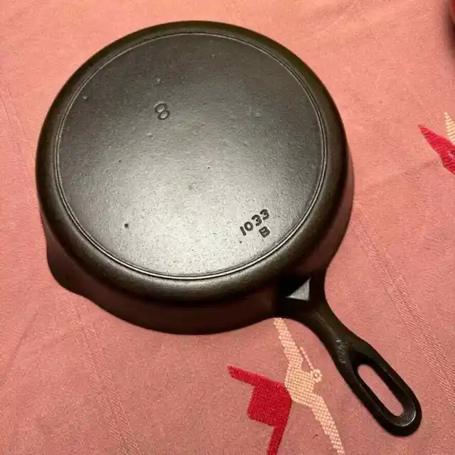 Sold at Auction: Vintage Wagner Ware #0 Cast Iron Round Griddle