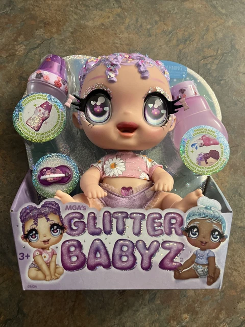 Glitter Babyz Poupée Lila Wildboom - Avec 3 changements de couleur magiques, cheveux violets & 1 tenue florale, contient 1 couche réutilisable, 1 biberon & tétine, pour les enfants, 3 ans Glitter Babyz Poupée Lila Wildboom - Avec 3 changements de couleur magiques, cheveux violets & 1 tenue florale, contient 1 couche réutilisable, 1 biberon & tétine, pour les enfants, 3 ans