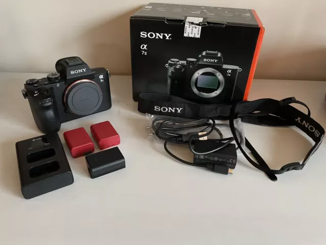 Sony Alpha a7 II + Zubehörpaket (3 Akkus, Nur 10323 Auslösungen)