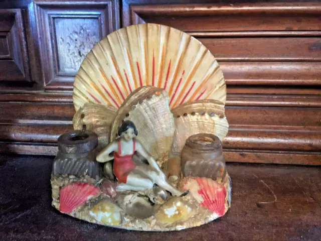 Baigneuse ancienne en porcelaine avec encriers sur coquillages