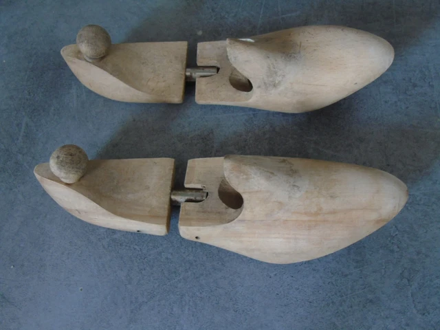 Paire d'embauchoirs anciens en bois – outillage de cordonnier – déco vintage - Antiquités Paire d'embauchoirs anciens en bois – outillage de cordonnier – déco vintage - Antiquités
