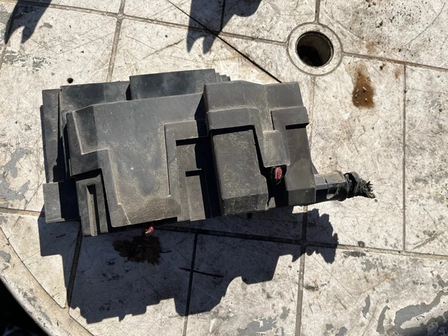 BOITE RELAIS COMPARTIMENT Moteur Renault Clio 3 Dci 1.5 Année 2007 EUR