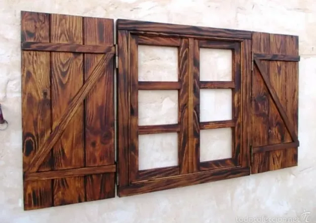 ventana de madera con contraventanas o postigos, blanca ,baño, vintage