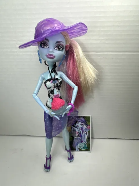 Monster High Skull Shores Abbey Bominable Doll Hat Drink Sarong