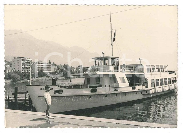 1959 LOCARNO (CH) Bambino sul lungolago con battello *Foto vintage 10x7 cm