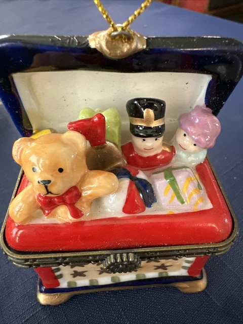 0517   TOY BOX  TREASURE /TRINKET BOX  Ornament OPENS UP  New!