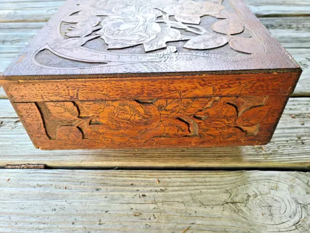 Antique Tramp Art Folk Art Chip Carved Box With  Lid