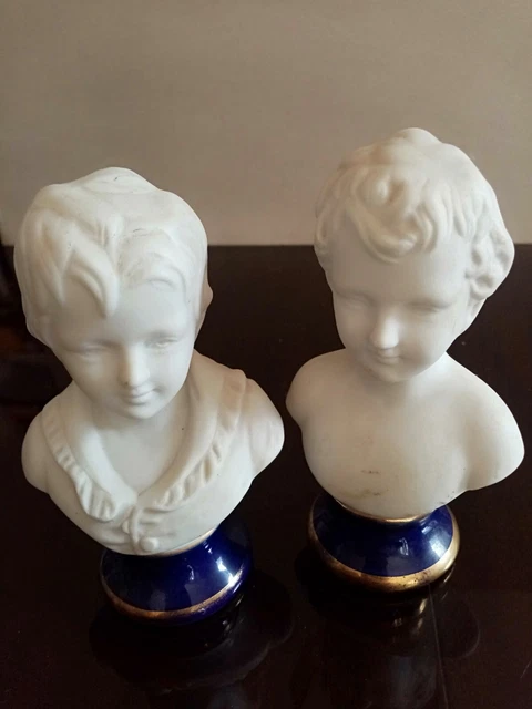 Une paire d'angelot en biscuit H 12 cm , socle en porcelaine 