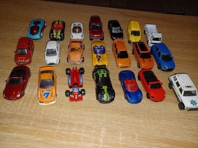 Lot de 21 voitures majorette fiction beetle mercedes Renault fiat
