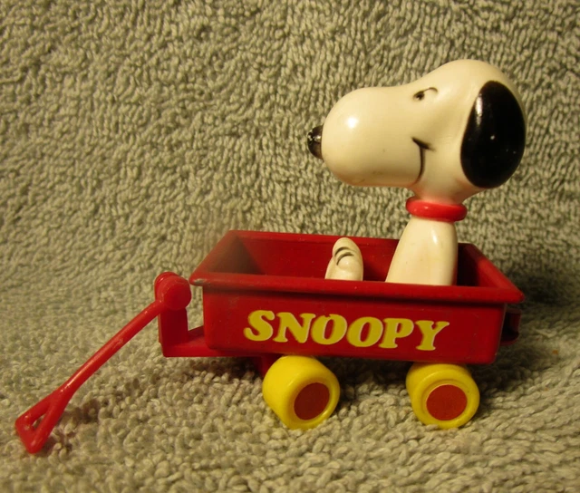 PEANUTS GANG SNOOPY & Charlie Brown Figures Sitting In Wagon 15.99