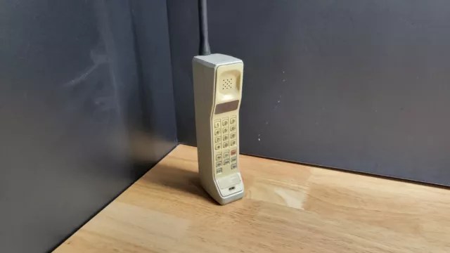 Vintage Mobile Motorola Brick Cell Phone F09LFD8459BG (Untested, No Battery)
