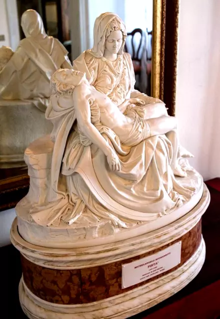 Statue La Pieta De Michelangelo Porcelaine Capodimonte Édition Limitée