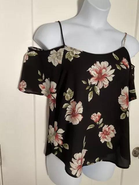 Kaileigh size small scoop neck cold shoulder with short sleeve top