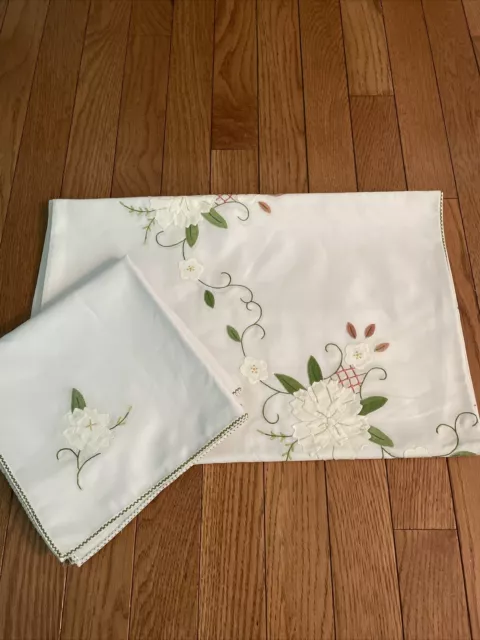 Vintage Hand Embroidered Table Cloth With 8 Napkins 66” Round White Floral