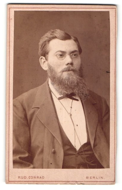 Fotografie Rud. Conrad, Berlin, Portrait stattlicher Herr mit Vollbart