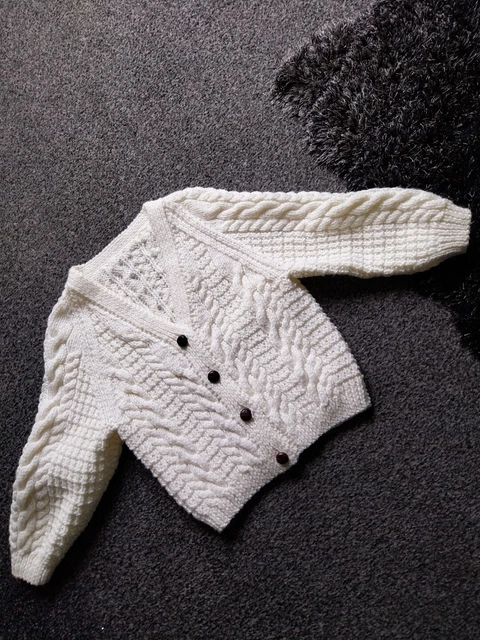 Cardigan lavorato a maglia per bambini, età 4-5 anni. Abbottonato. Bellissima maglia Aaron.