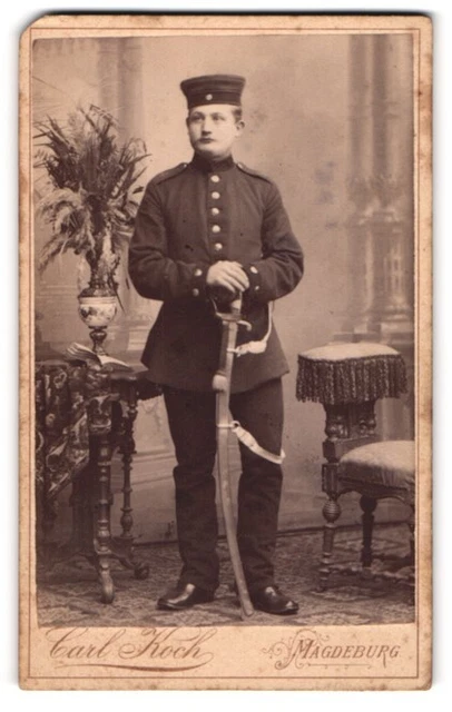 Fotografie Carl Koch, Magdeburg, Portrait Soldat in Uniform mit Säbel und Krätz