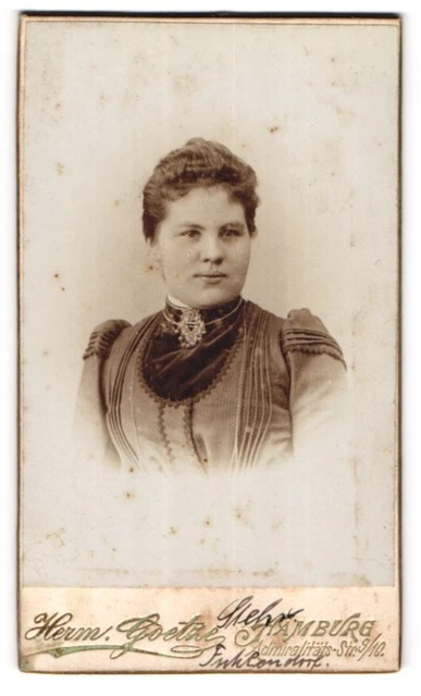 Fotografie Hermann Goetze, Hamburg, Admiralitätsstrasse 9 /10, Junge Frau mit g