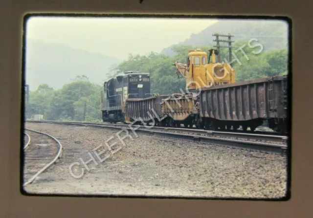 Original '73 Ektachrome Slide PC Penn Central 5872 GP7 action Jacks         31G4