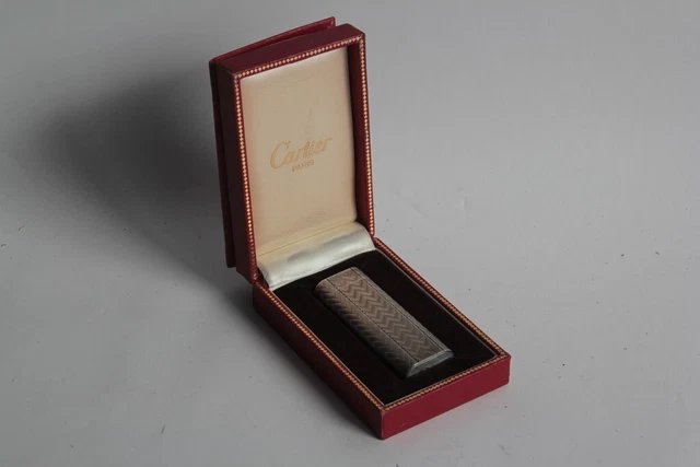 CARTIER Briquet Must de Cartier métal argenté Chevrons (60730)