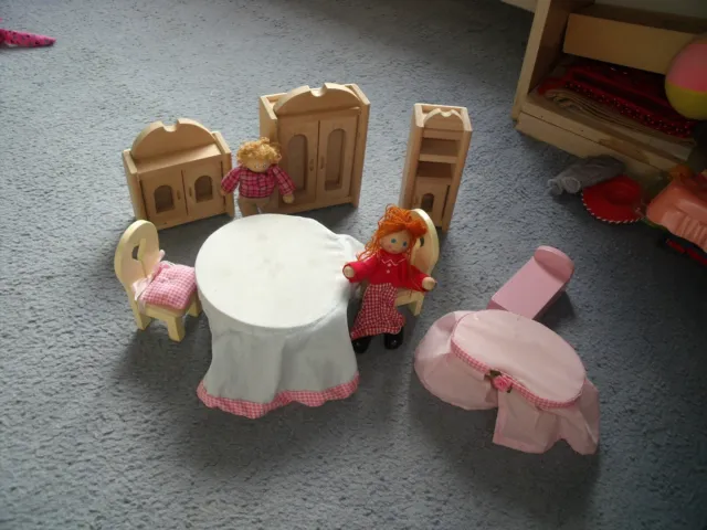 Dolls House Furniture  Top Quality Wood  Table Chairs 4 Units  Lady & Man