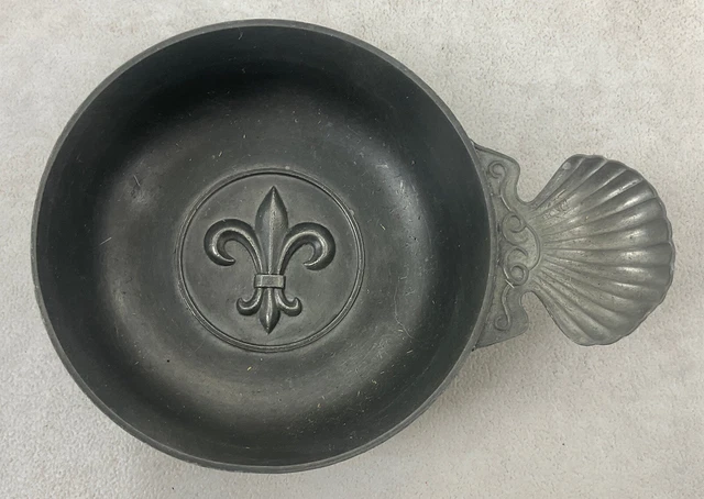 Deux tastevins en étain du Manoir fabrication française